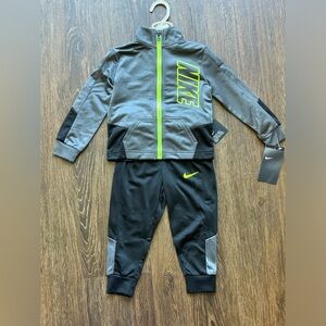 NWT Boys NIKE 2 piece outfit Black/Gray/Neon Green Zip up Jacket & Pants - Sz 2T